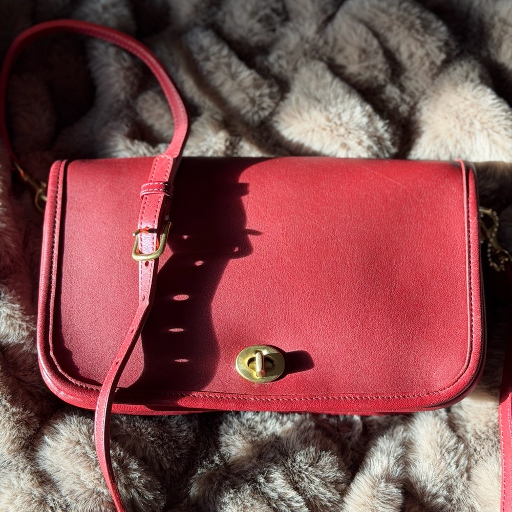 VINTAGE COACH RED LEATHER PENNY POCKET BAG
Style # 9755 - Picture 14 of 17